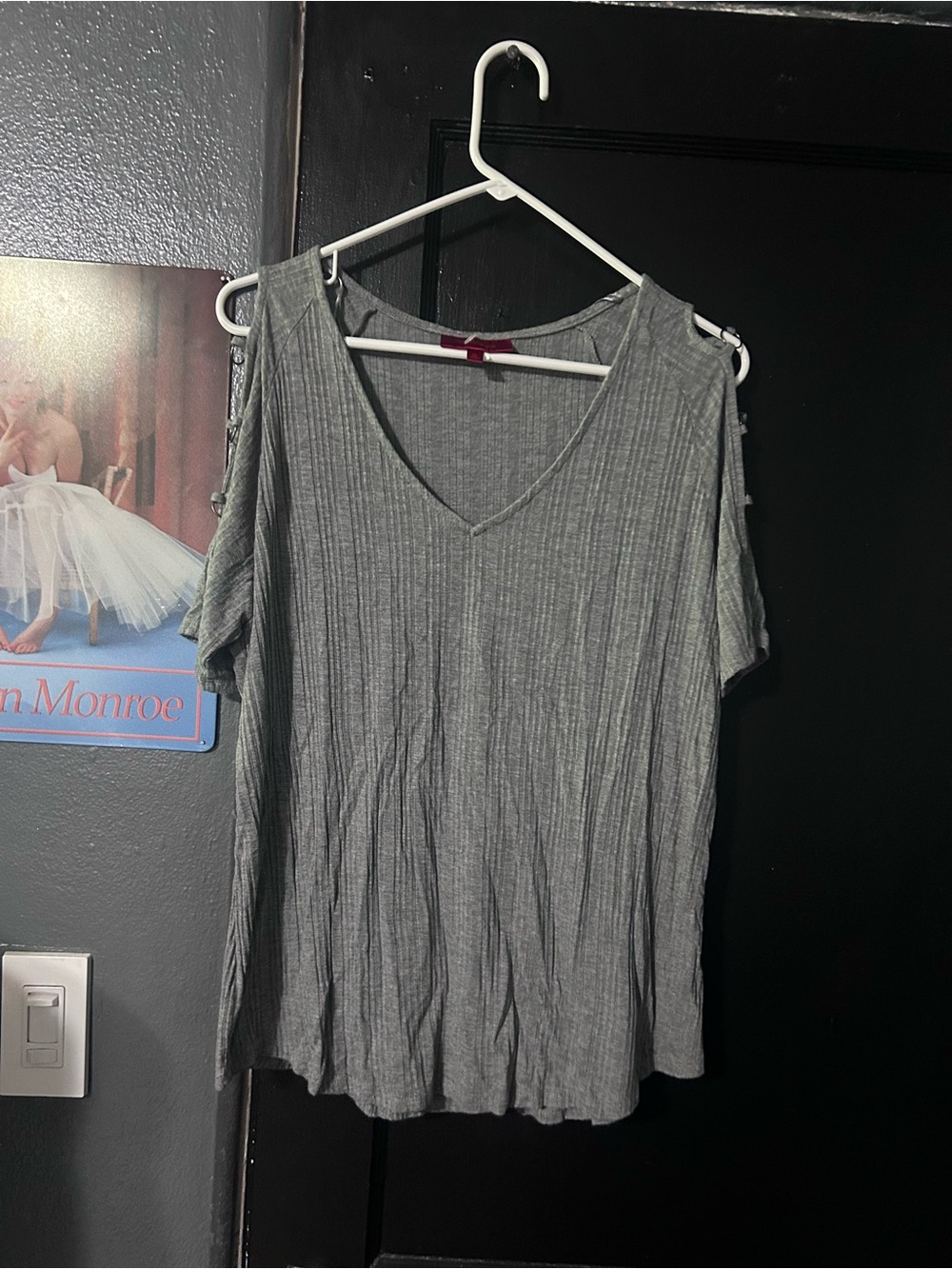 Jennifer Lopez Gray Ribbed V-Neck Cold-Shoulder Tunic